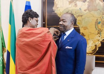 Ali Bongo Ondimba reçoit des mains Oulimata Sarr, directrice régionale de l’ONU Femmes pour l’Afrique de l’Ouest et du Centre, la distinction «He for She» © Droits réservés