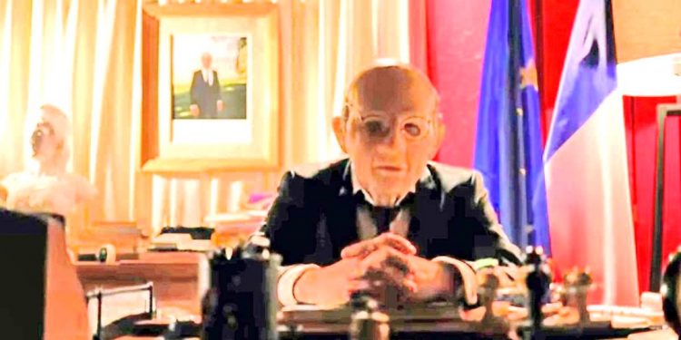 Gilbert Chikli est accusé de s’être fait passer pour Jean-Yves Le Drian à l’aide d’un masque en silicone, auprès de personnalités qu’il contactait sur Skype © Capture d'écran Envoyé spécial