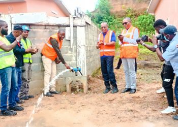 Le directeur général de la Société Nationale Immobilière (SNI), Hermann Kamonomono, et le directeur général de la Société d’Energie et d’Eau du Gabon (SEEG), Gustave Aimé MAYI, procédant à la réception officielle de la livraison des travaux d’adduction d’eau © Le Confidentiel