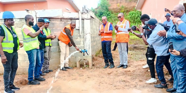 Le directeur général de la Société Nationale Immobilière (SNI), Hermann Kamonomono, et le directeur général de la Société d’Energie et d’Eau du Gabon (SEEG), Gustave Aimé MAYI, procédant à la réception officielle de la livraison des travaux d’adduction d’eau © Le Confidentiel