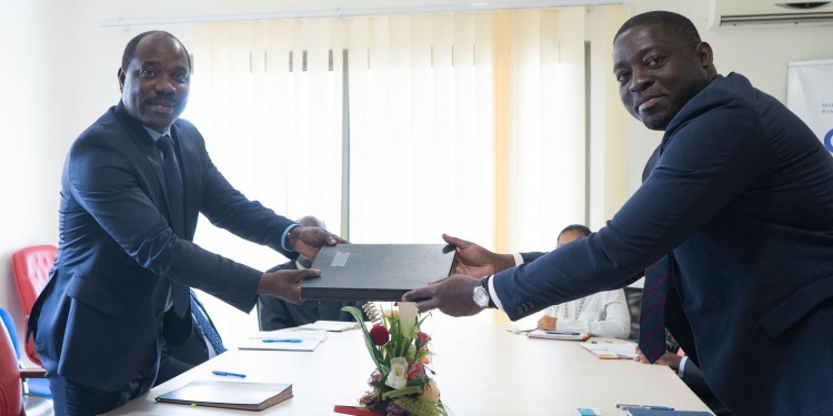 Hugues Mbadinga Madiya, et le Ministre du Commerce, Yves-Fernand Manfoumbi, avec Emrald secuties bourse. / D.R