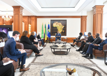 Wendy Sherman échangeant avec Ali Bongo au Palais Rénovation. / D.R