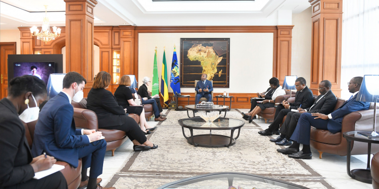 Wendy Sherman échangeant avec Ali Bongo au Palais Rénovation. / D.R