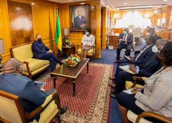 Le Directeur général de la Sucrerie africaine du Gabon (Sucaf-Gabon), Chrisos Longho est allé rencontré le 17 mai 2022, le Chef du gouvernement gabonais, Rose Christiane Ossouka Raponda. / D.R