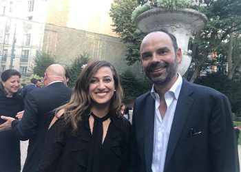 Amal Amélia Lakrafi posant avec l'ancien Premier ministre français Edouard Philippe. © D.R.