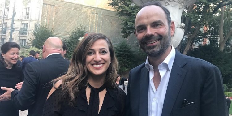 Amal Amélia Lakrafi posant avec l'ancien Premier ministre français Edouard Philippe. © D.R.