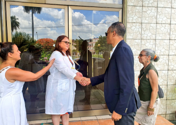 Franck Nguema visitant  à la Havane un laboratoire antidopage, ultra-moderne le 16 juin 2022. © D.R.