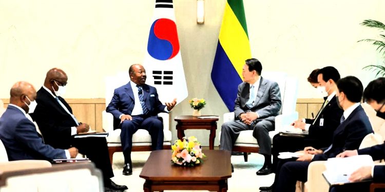 LE TÊTE-À-TÊTE ENTRE ALI BONGO ONDIMBA ET YOON SEOK-YOUL © D.R.