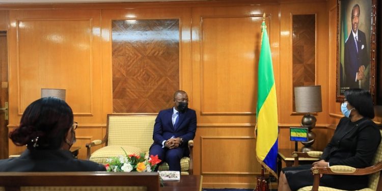 Agou Gomez, Représentant-résidant du FMI au Gabon chez Rose Christiane Ossouka Raponda, le 30 juin 2022. © D.R.