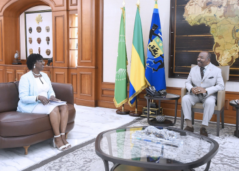 Les adieux du  Dr. Françoise Ndayshimiye à Ali Bongo Ondimba. © D.R