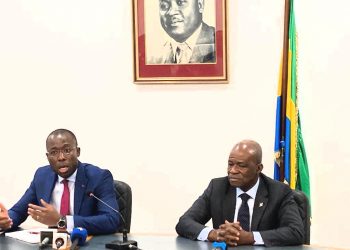 ( De la gauche vers la droite) Agou Gomez, Représentant du Fonds monétaire international, Faustin Boukoubi, Président de l'Assemblée nationale. © DR.