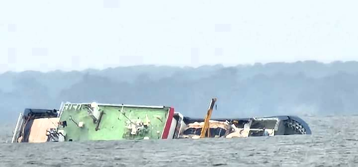 Un bateau cargo coule au large de Libreville. © Facebook