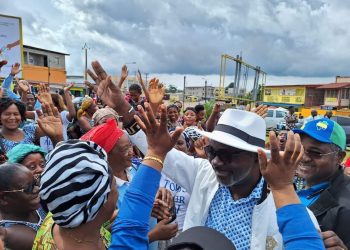 Oyem | La haie d'honneur des populations à Chen Sylvestre Mezui Obiang. © DR.