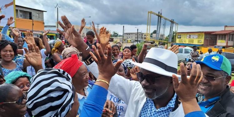 Oyem | La haie d'honneur des populations à Chen Sylvestre Mezui Obiang. © DR.