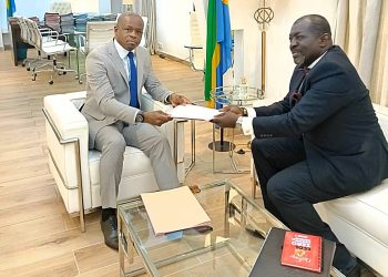 Nicaise Moulombi chez le ministre des Affaires étrangères Hermann Immogault. © DR.