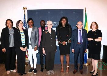 Photo de famille lors de la rencontre entre sous-secrétaire d’Etat américaine Wendy Sherman et des membres et des militants de la communauté LGBTQI+ © D.R.