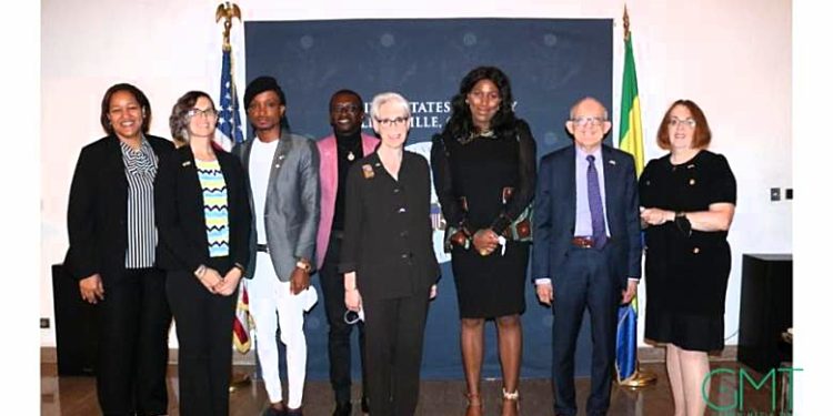 Photo de famille lors de la rencontre entre sous-secrétaire d’Etat américaine Wendy Sherman et des membres et des militants de la communauté LGBTQI+ © D.R.