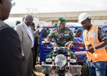 Gabon : Mahamadou Bonkoungou renforce son influence avec la livraison d’équipements pour plus de 75 milliards de FCFA à l’Etat. Crédit photo presse présidentielle.