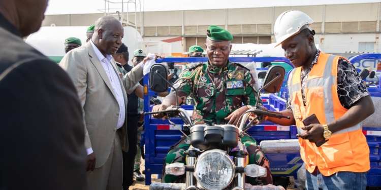 Gabon : Mahamadou Bonkoungou renforce son influence avec la livraison d’équipements pour plus de 75 milliards de FCFA à l’Etat. Crédit photo presse présidentielle.