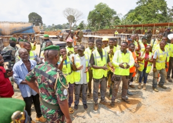 Brice Clotaire Oligui Nguema visite les travaux d'aménagement de la route Ntoum-Cocobeach, photo Com PR.