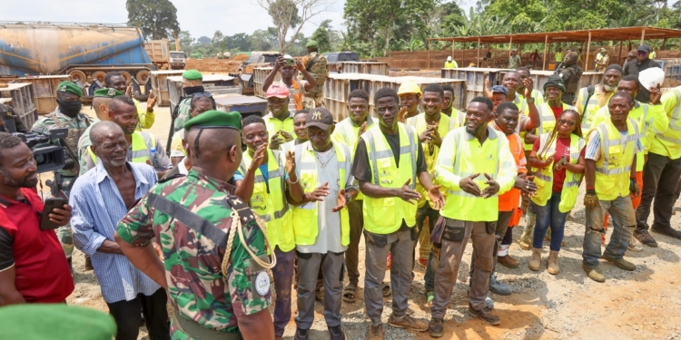 Brice Clotaire Oligui Nguema visite les travaux d'aménagement de la route Ntoum-Cocobeach, photo Com PR.