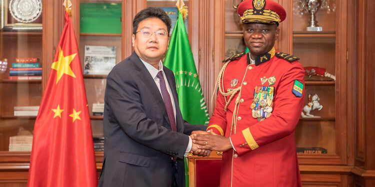 Qui est Zhou Ping, le nouvel ambassadeur de Chine au Gabon ? © presse présidentielle.