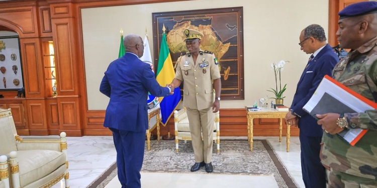 Le Président Oligui Nguema reçoit Raymond Ndong Sima pour un bilan de la campagne référendaire, crédit photo presse présidentielle.