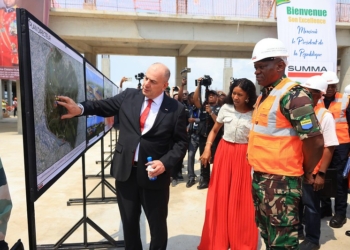 Oligui Nguema inspecte le chantier de la Cité de la Démocratie, presse présidentielle.