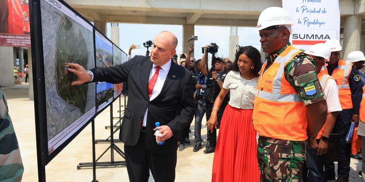 Oligui Nguema inspecte le chantier de la Cité de la Démocratie, presse présidentielle.