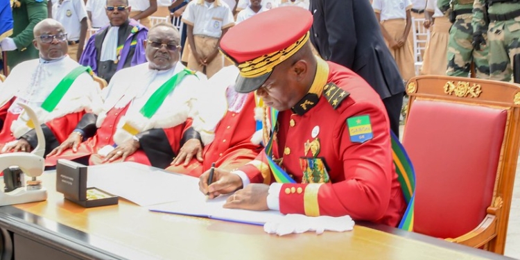 Gabon : Brice Clotaire Oligui Nguema promulgue officiellement la nouvelle Constitution, photo presse présidentielle.