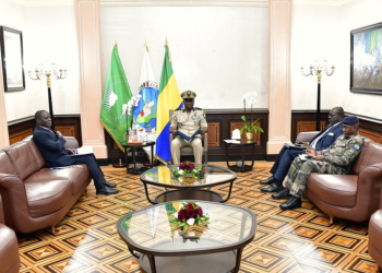 Nelson Messone, Ambassadeur du Gabon aux États-Unis, présente un bilan de sa mission au Président Oligui Nguema, photo presse présidentielle.