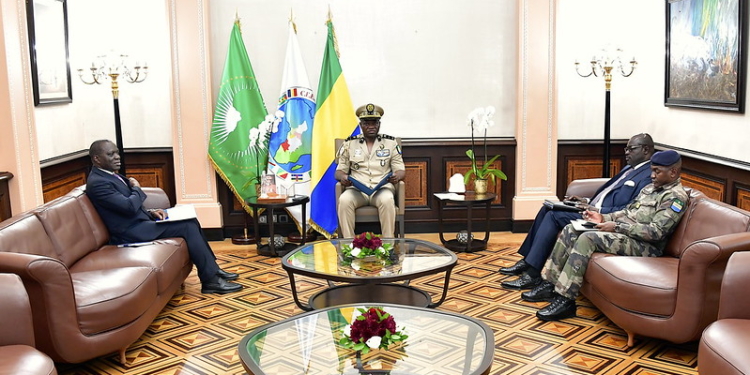 Nelson Messone, Ambassadeur du Gabon aux États-Unis, présente un bilan de sa mission au Président Oligui Nguema, photo presse présidentielle.