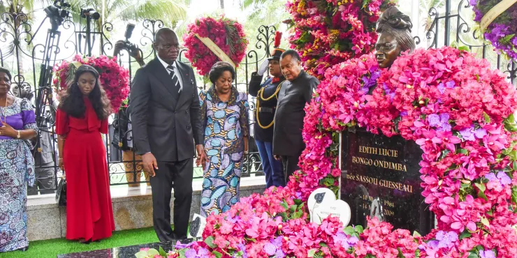 Hommage à Edith Lucie Bongo Ondimba : Le Général Brice Clotaire Oligui Nguema en recueillement à Oyo, photo Le Confidentiel.