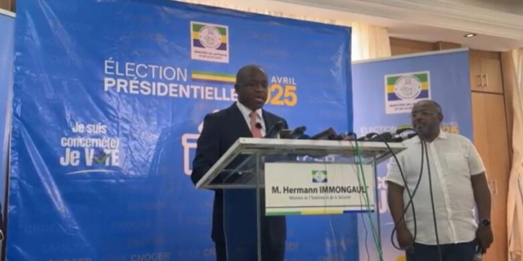 Le ministre de l'Intérieur Hermann Immongault annonce la liste des candidats retenus : Bilie-By-Nze, Essingone Lapensée, Iloko Boussiengui et Oligui Nguema, photo DR.