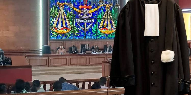 Administration judiciaire : au Gabon, les greffiers manquent de toge pour exercer leur fonction. Montage Le Confidentiel.