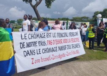 Gabon : Les chômeurs réclament leurs droits devant l’Assemblée nationale, photo Gabonreview.