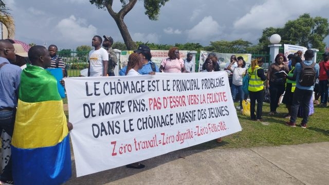 Gabon : Les chômeurs réclament leurs droits devant l’Assemblée nationale, photo Gabonreview.