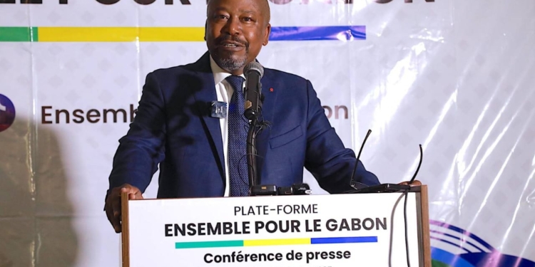 Alain-Claude Bilie-By-Nze dénonce les abus du pouvoir lors d'une conférence de presse à Libreville, photo DR.