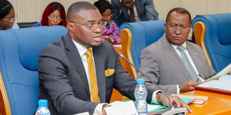 Le directeur général du Budget et des Finances Publiques Aurélien-Marcel Mintsa Nguema pendant son audition devant les députés de la Transition © DR.