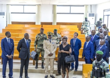 Brice Clotaire Oligui Nguema procédant à la visite du tribunal de Ntoum lors de son inauguration.  Photo Com PR.