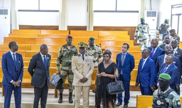 Brice Clotaire Oligui Nguema procédant à la visite du tribunal de Ntoum lors de son inauguration.  Photo Com PR.