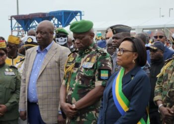 Mahamadou Bonkoungou en veste blaser lors de la cérémonie jumelée d’inauguration et de baptême du ferry, DR.