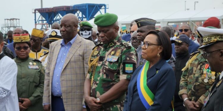 Mahamadou Bonkoungou en veste blaser lors de la cérémonie jumelée d’inauguration et de baptême du ferry, DR.