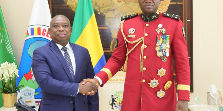 Oligui Nguema reçoit les lettres de créance du nouvel Ambassadeur de la Côte d'Ivoire Kouadio Konan Bertin, crédit photo Com présidentielle.