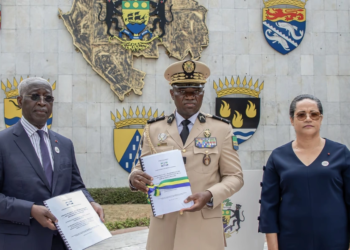 Le Premier ministre, Raymond Ndong Sima, et Murielle Minkoué-Mintsa, ministre de la Réforme des Institutions, ont remis au président Oligui Nguema le projet de Constitution le 31 août 2024., photo Com PR.