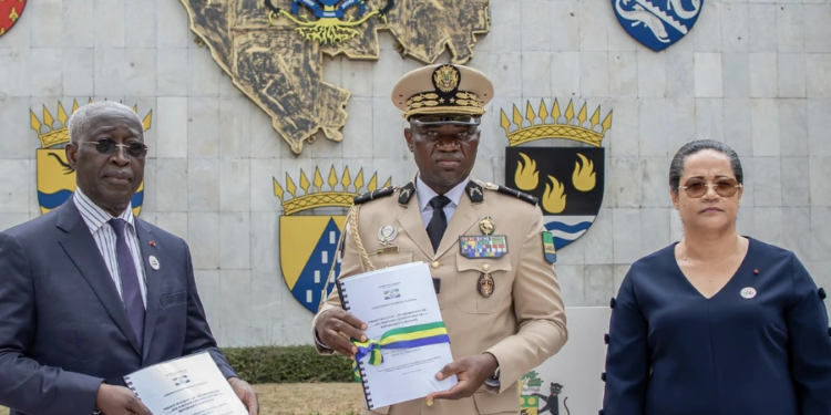 Le Premier ministre, Raymond Ndong Sima, et Murielle Minkoué-Mintsa, ministre de la Réforme des Institutions, ont remis au président Oligui Nguema le projet de Constitution le 31 août 2024., photo Com PR.