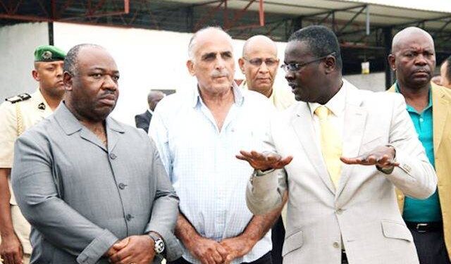 Victor Tirosh au premier plan, au centre, lors de la visite d’Ali Bongo Ondimba sur le site de la ferme agropastorale de Ntoum, archive © DR.